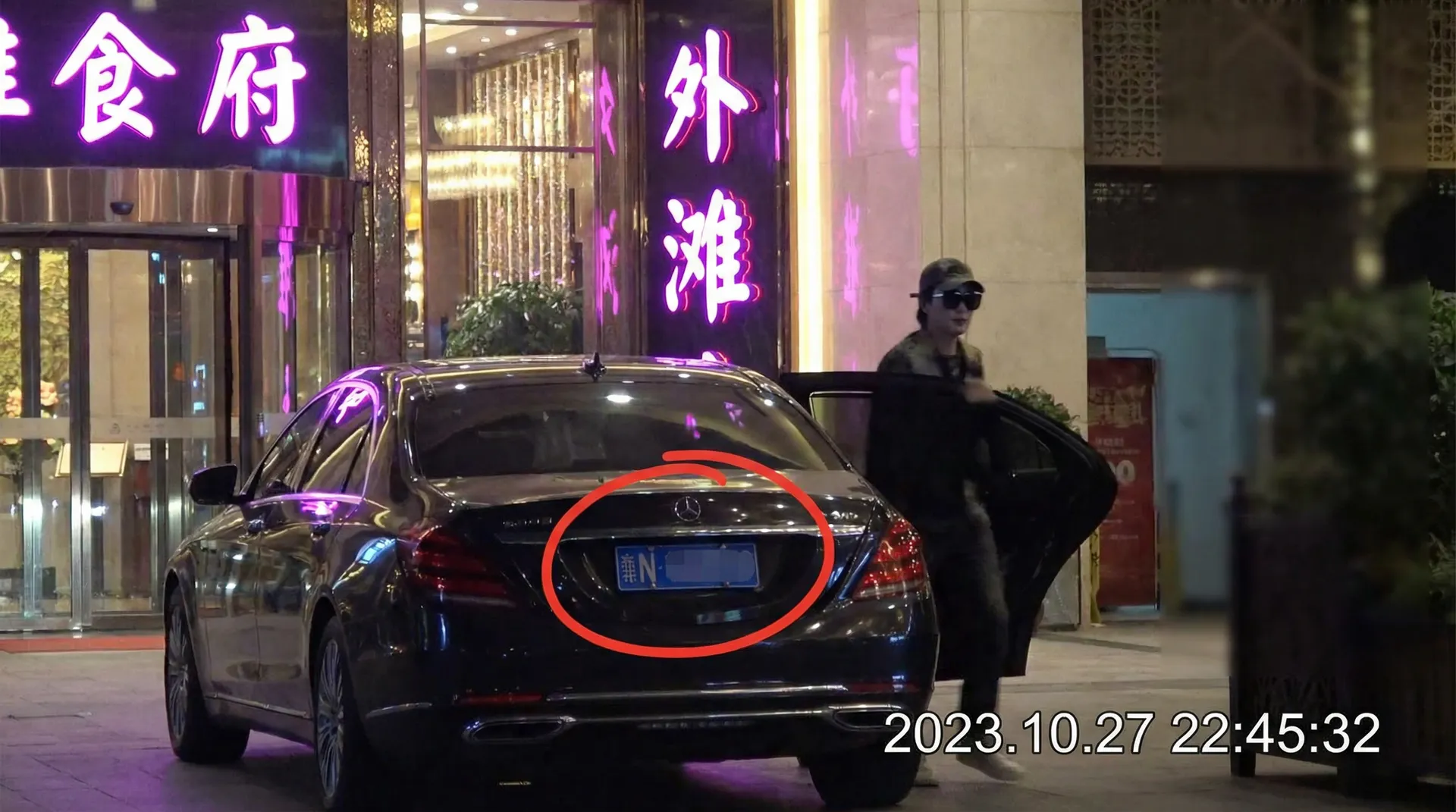 oety欧亿体育平台 - 豪车餐厅外偷拍